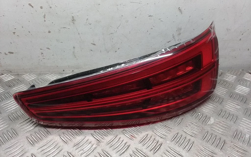 Lampa tylna w błotniku 8U0945094M – Audi RS Q3 (2013-2018)