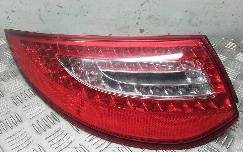 Lampa tylna w błotniku 99763141102