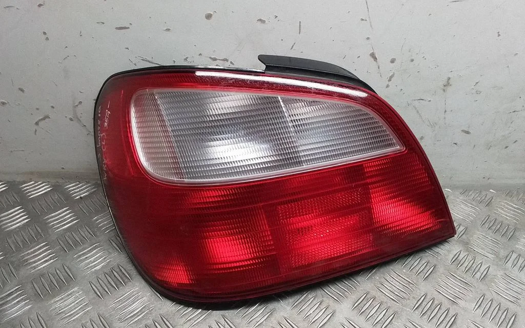 Rear/tail lights – left