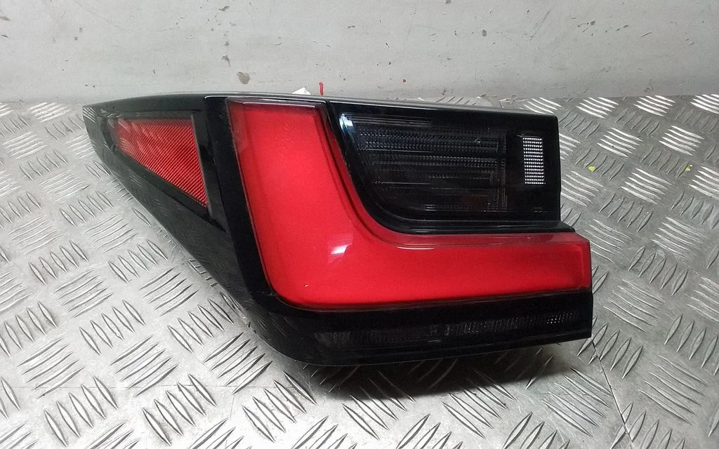 Aizmugurējais lukturis virsbūvē – Lexus NX (2021-)