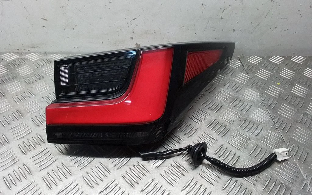 Aizmugurējais lukturis virsbūvē – Lexus NX (2021-)