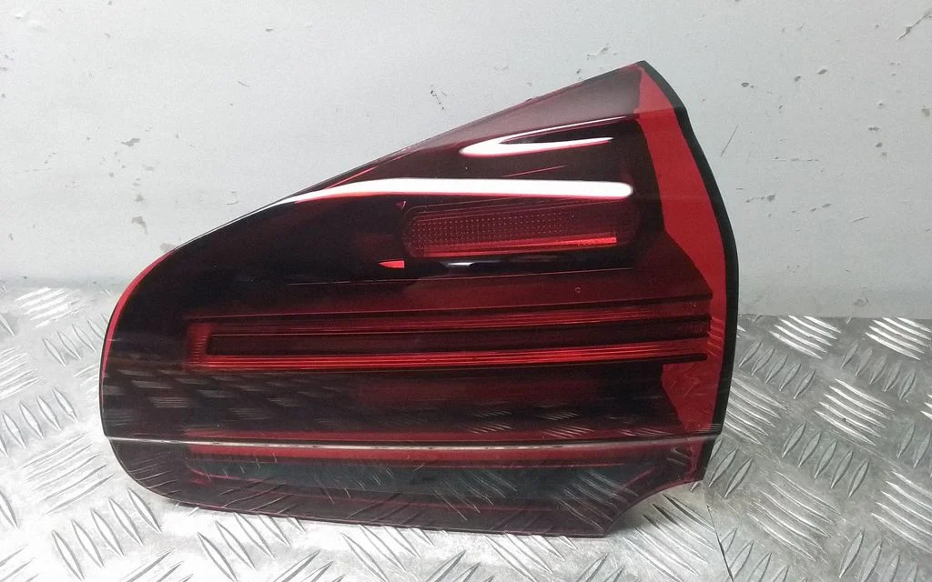 Lampa tylna w błotniku 95863106610