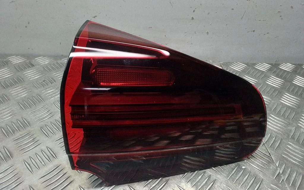 Lampa tylna w błotniku 95863106510
