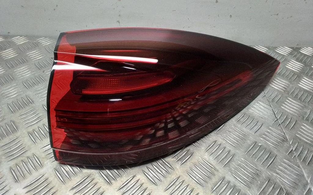 Lampa tylna w błotniku 95863106111