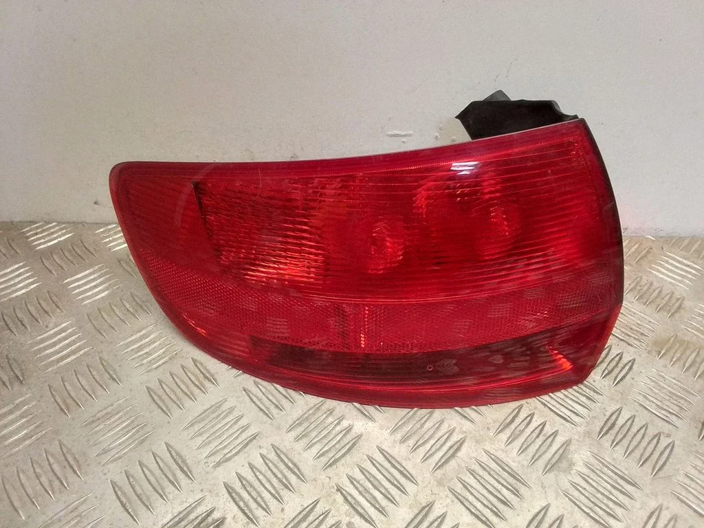 Lampa tylna w błotniku 8P4945095D