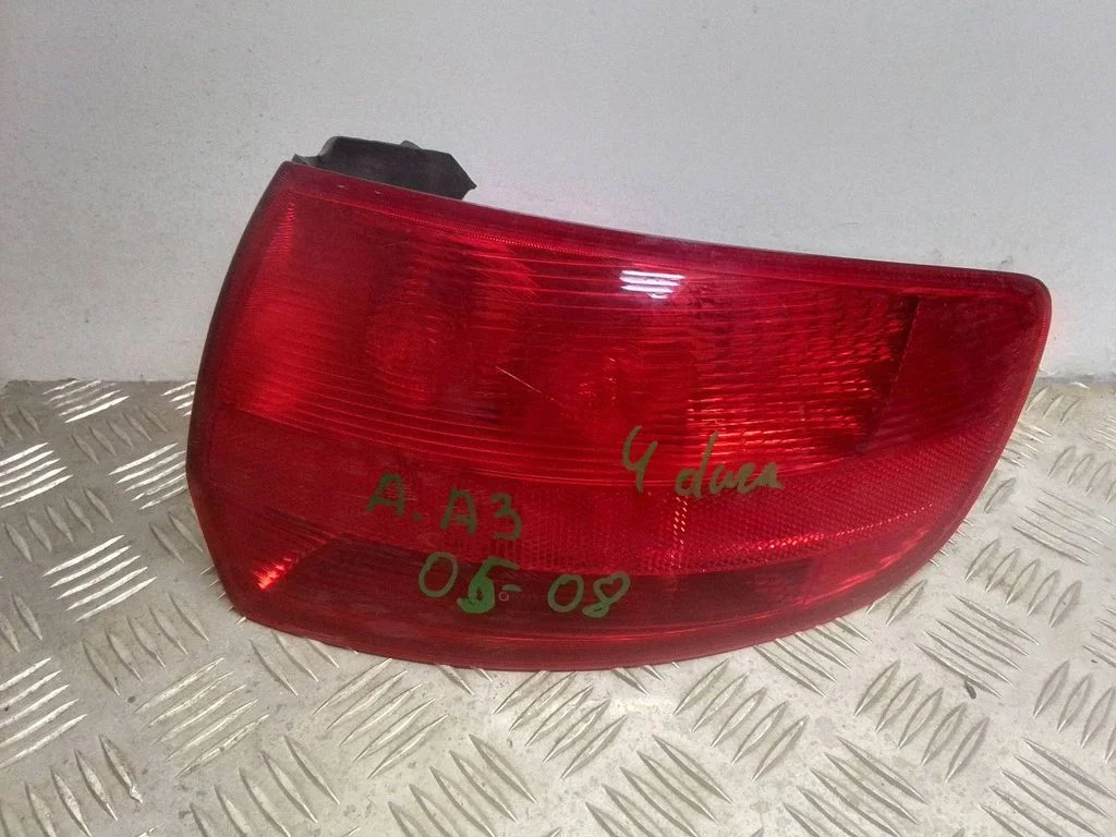 Lampa tylna w błotniku 8P4945096D