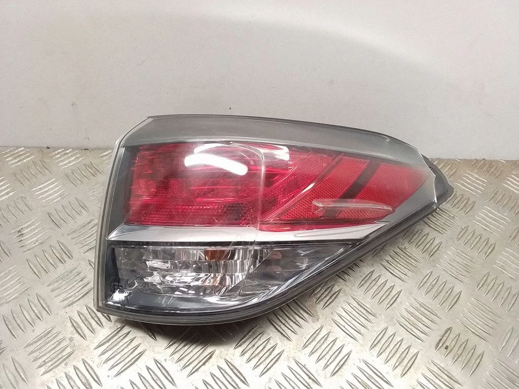 Lampa tylna w błotniku – prawy tył