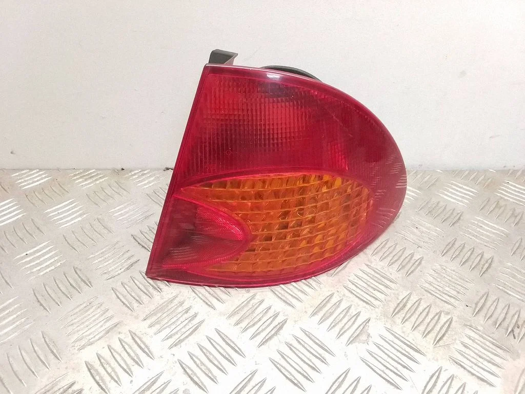 Lampa tylna w błotniku 8155105080
