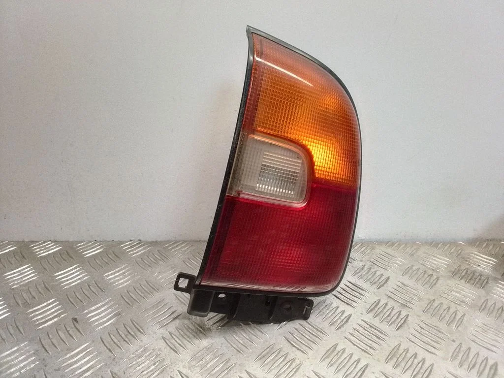 Lampa tylna w błotniku – prawy tył