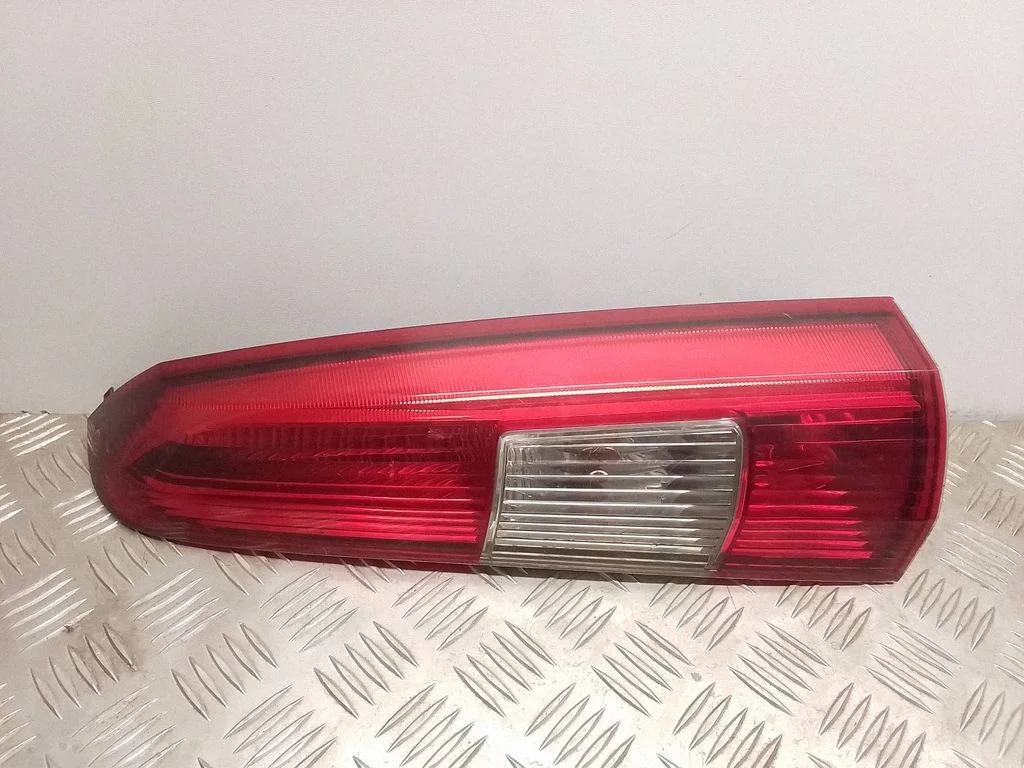 Lampa tylna w błotniku 9154494