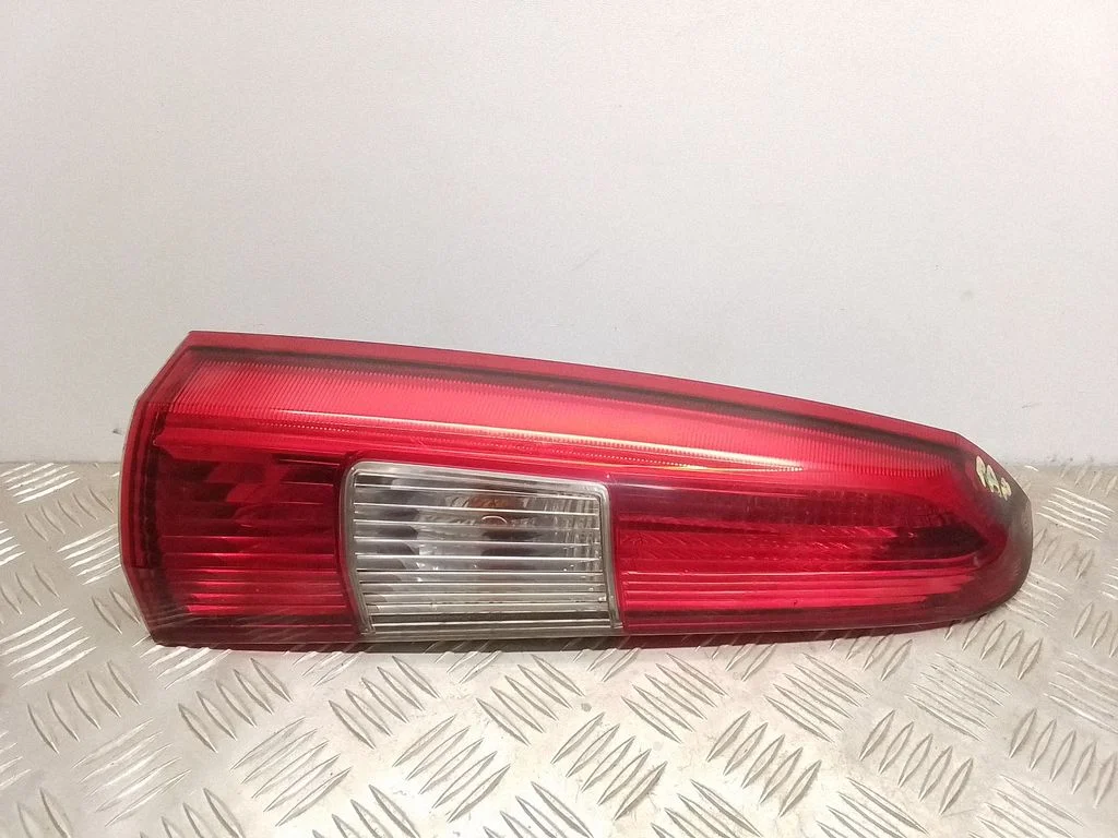 Lampa tylna w błotniku 9154493