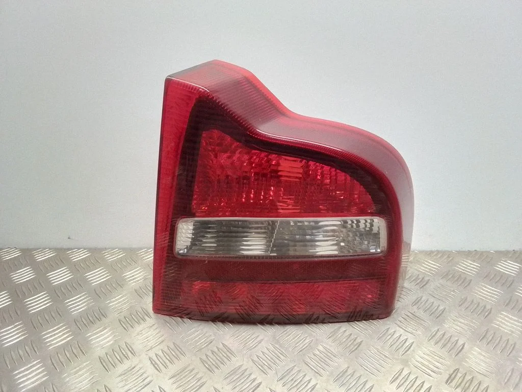 Lampa tylna w błotniku 8643508