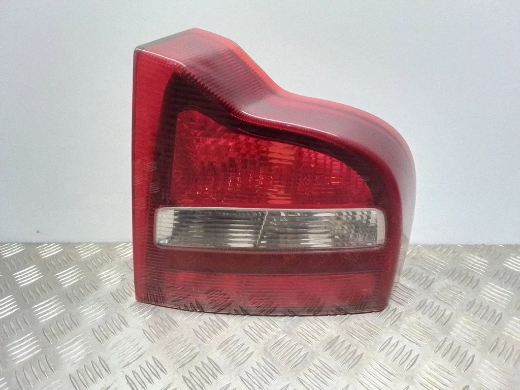 Lampa tylna w błotniku 8643508