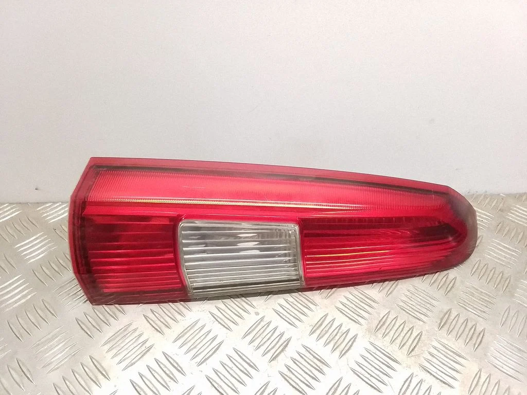 Lampa tylna w błotniku 9154493
