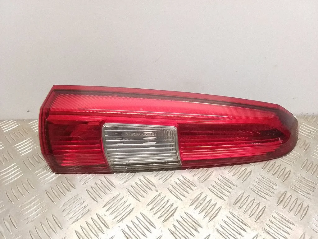 Lampa tylna w błotniku 9154493