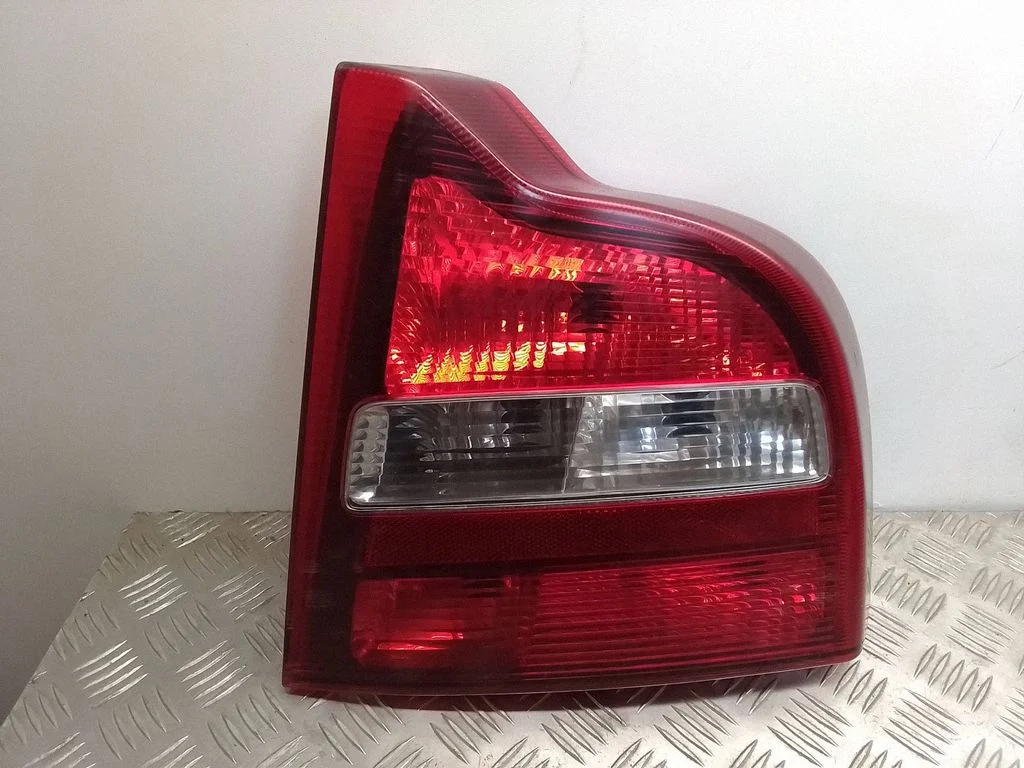 Lampa tylna w błotniku 8643510