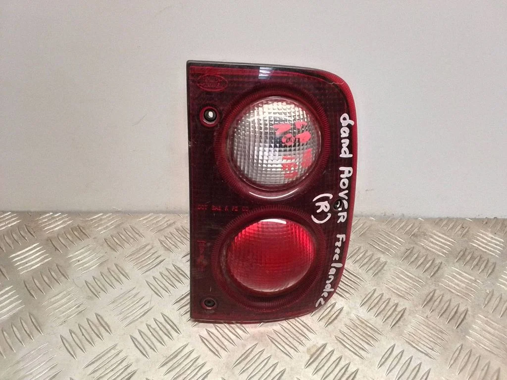 Lampa tylna w błotniku AMR4003 – Land Rover Freelander (1996-2006)