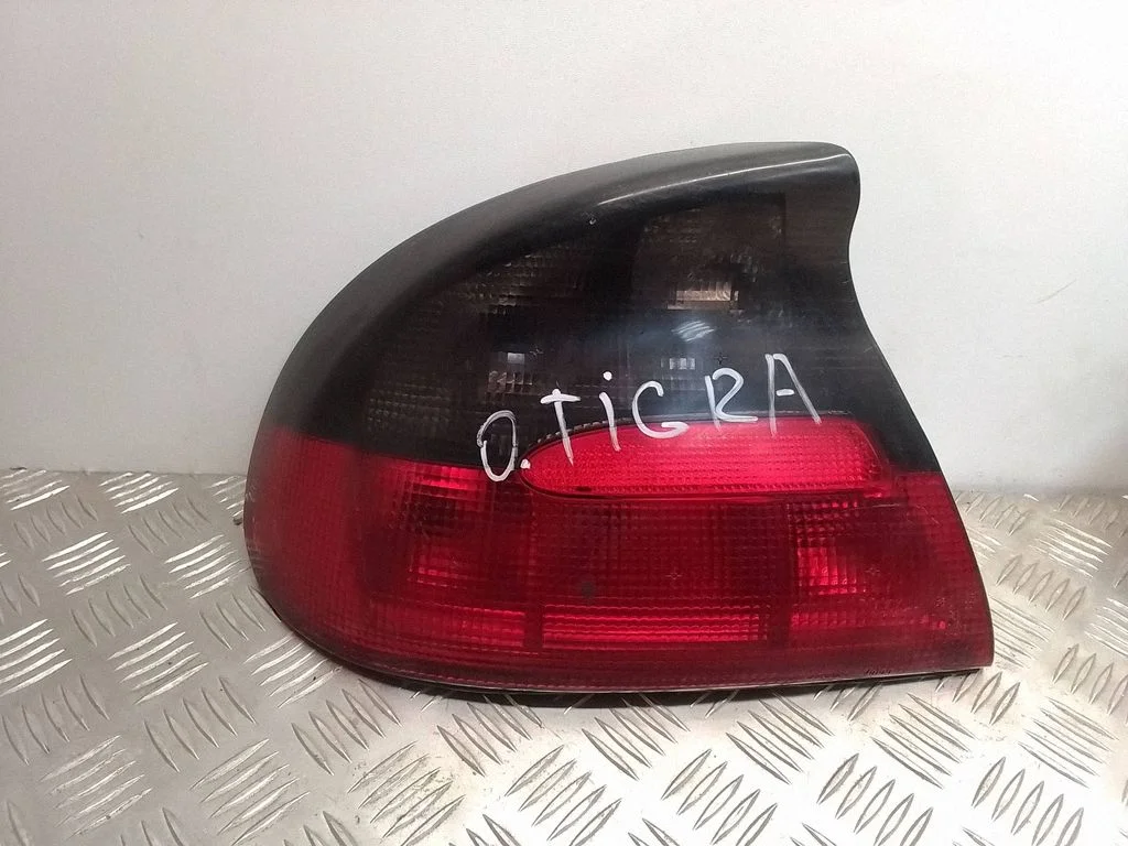 Lampa tylna w błotniku – lewy tył