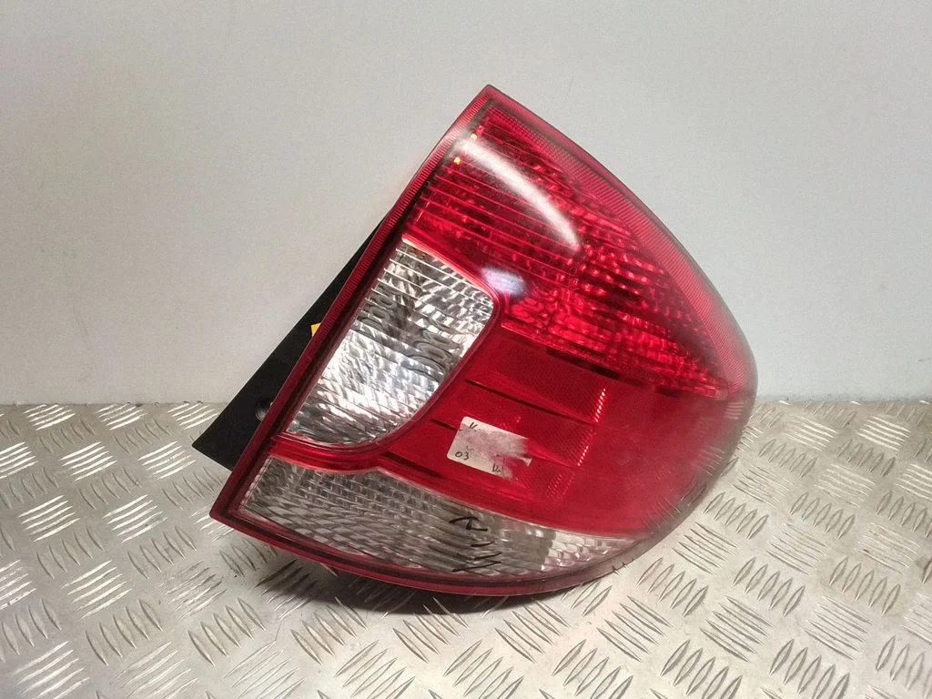 Lampa tylna w błotniku – prawy tył