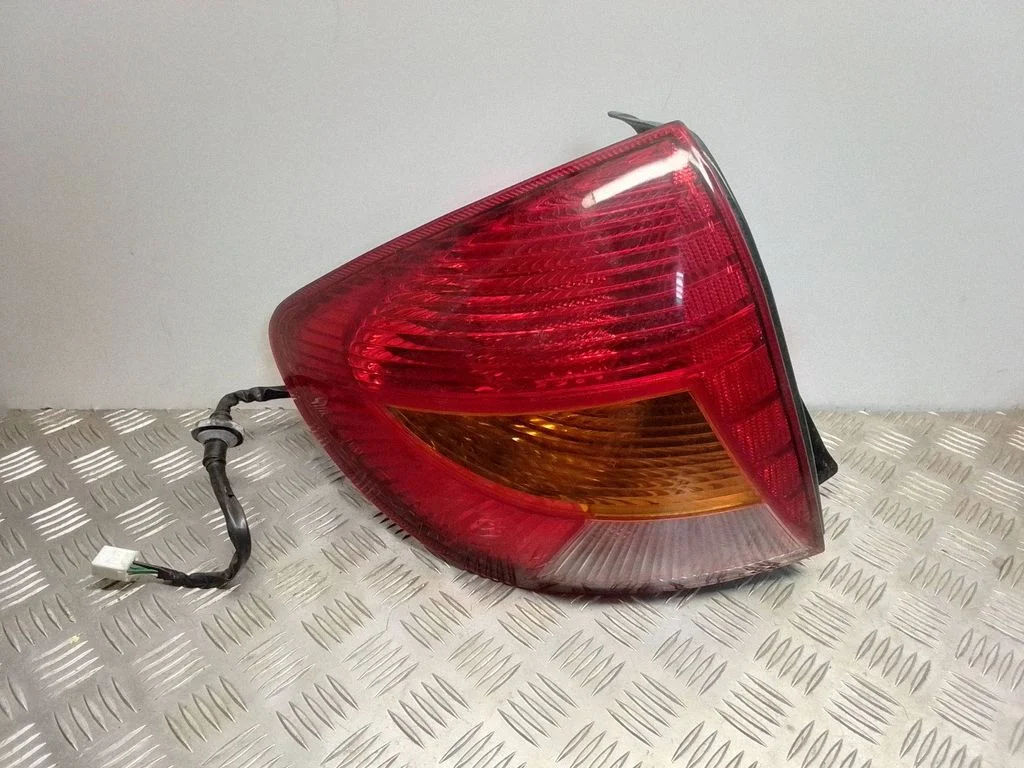 Lampa tylna w błotniku – lewy tył