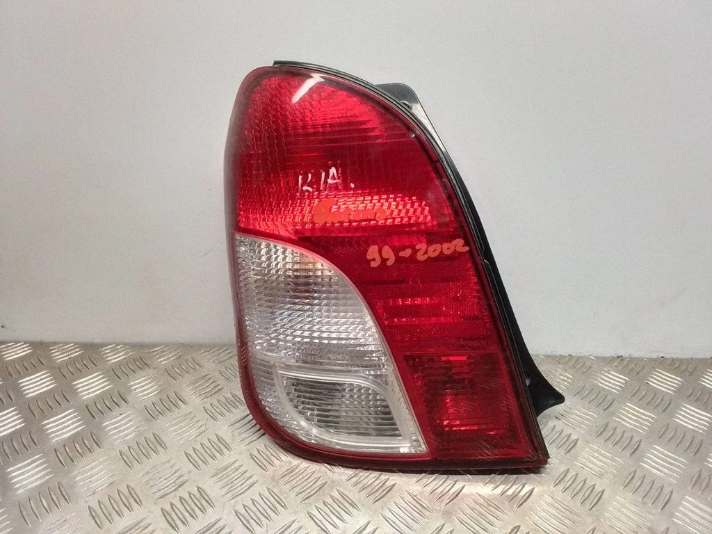 Lampa tylna w błotniku – lewy tył