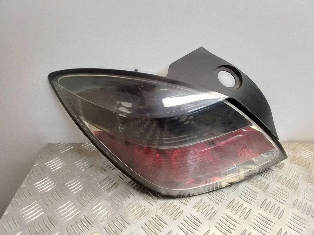 Lampa tylna w błotniku 24451832 – Opel Astra H (2004-2012)
