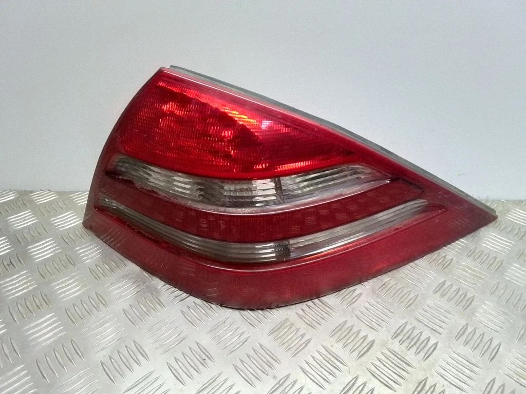 Lampa tylna w błotniku – Mercedes-Benz Klasa CLS C219 (2003-2011)