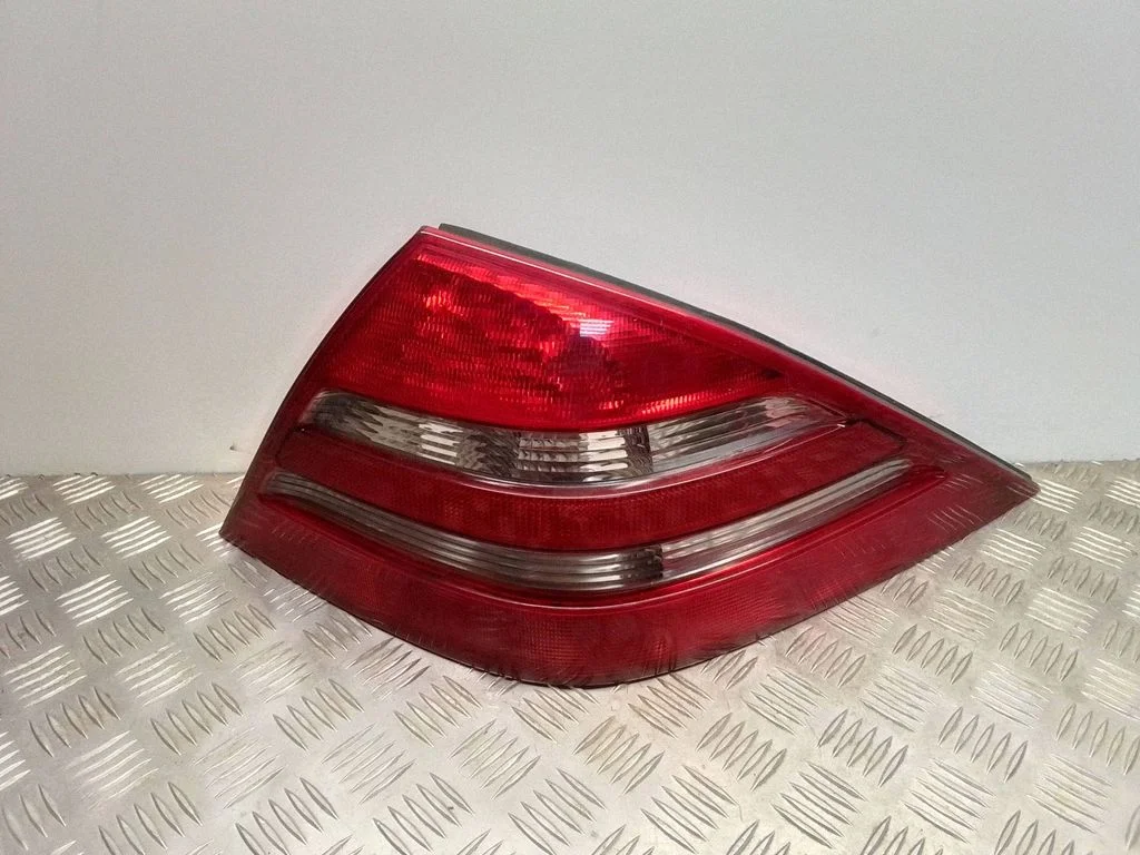 Lampa tylna w błotniku – Mercedes-Benz Klasa CLS C219 (2003-2011)