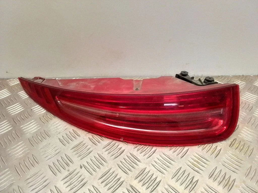 Lampa tylna w błotniku 99163114113
