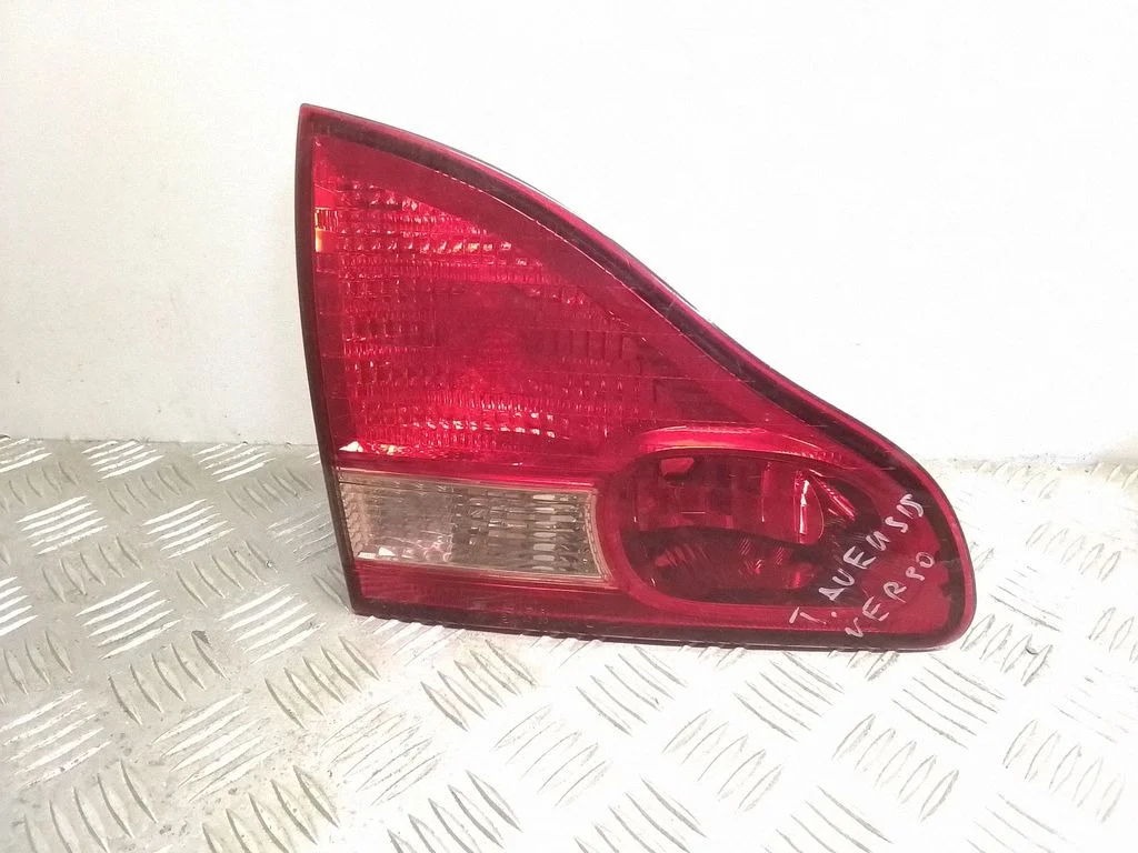 Lampa tylna w klapie – lewy tył