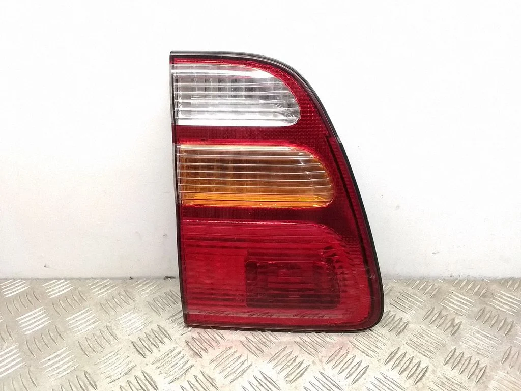 Lampa tylna w klapie – lewy tył