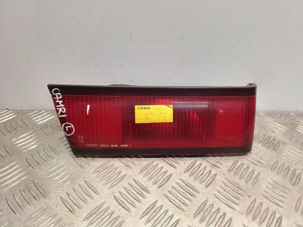 Lampa tylna w klapie – lewy tył
