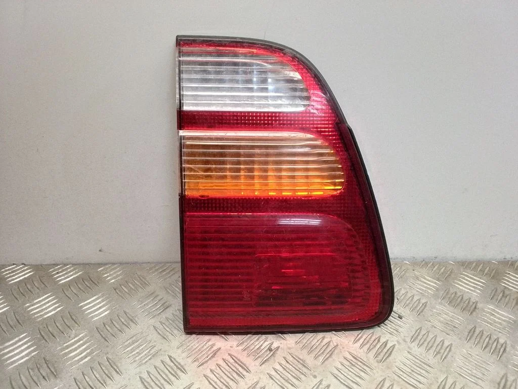 Lampa tylna w klapie – lewy tył