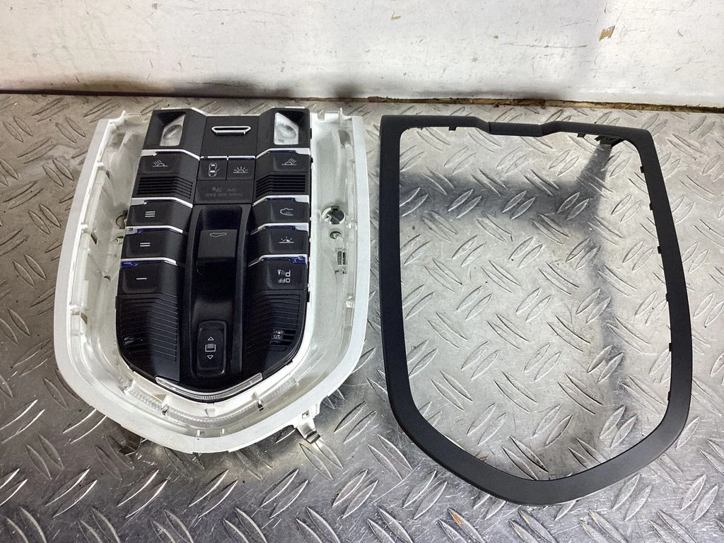 Esiistmete valgustustuli – Porsche Cayenne (92A) (2010-2017)
