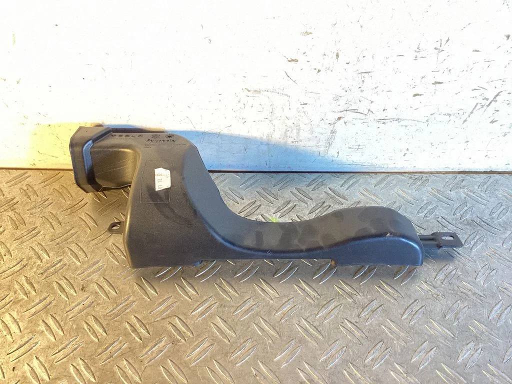 Cabin air duct channel – Tesla Model Y (2020-)