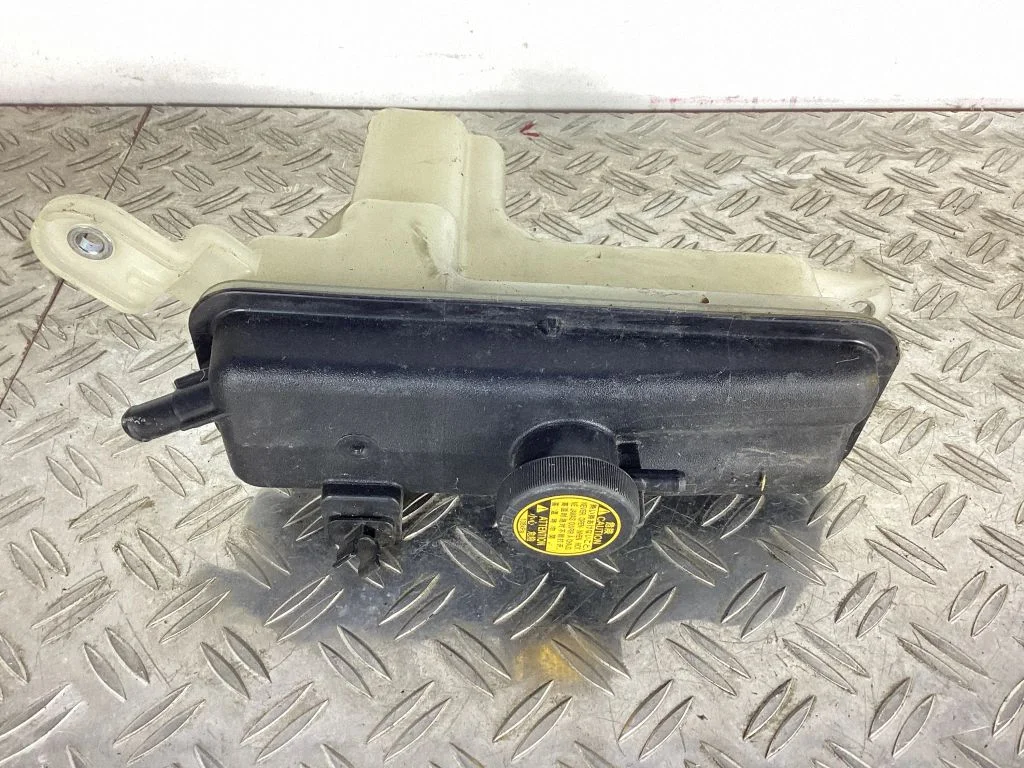 Coolant expansion tank/reservoir – Toyota RAV 4 (XA30) (2006-2016)