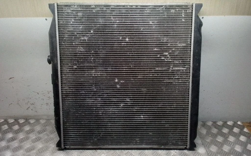 Coolant radiator – Toyota Land Cruiser (HDJ90) (1996-2002)