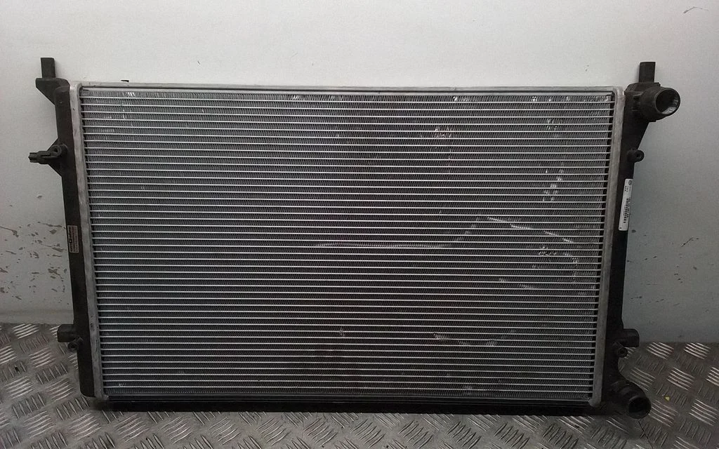 Jahutusvedeliku radiaator 1K0121251AR