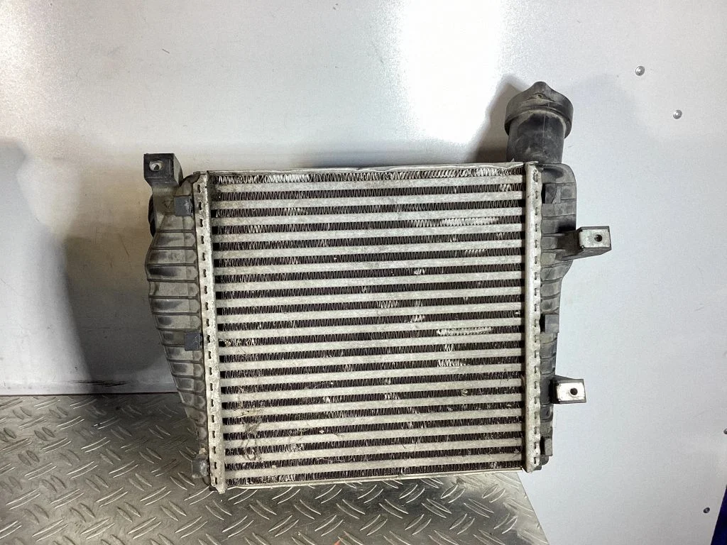 Vahejahuti radiaator 7L6145803F