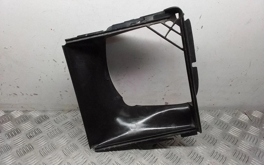 Intercooler air guide/duct channel 7L0117340