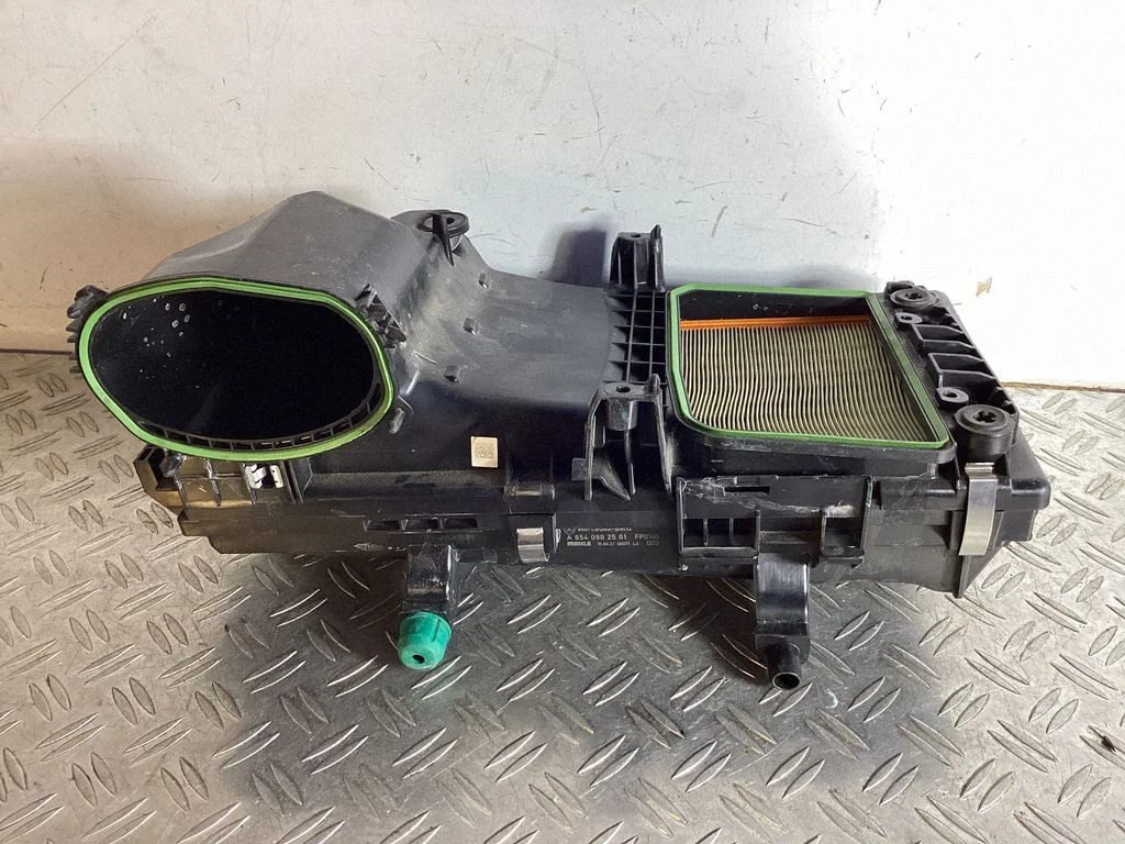 Air filter box – Mercedes-Benz GLC-Class C253 (2016-)