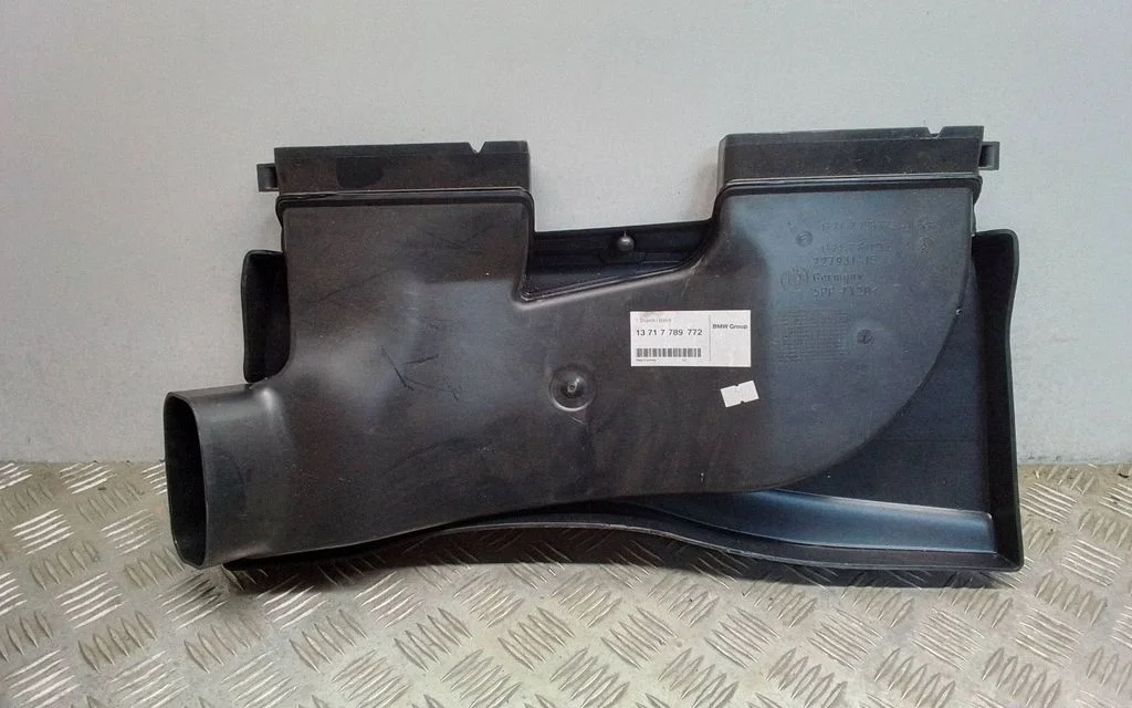 Air intake duct part 13717789772