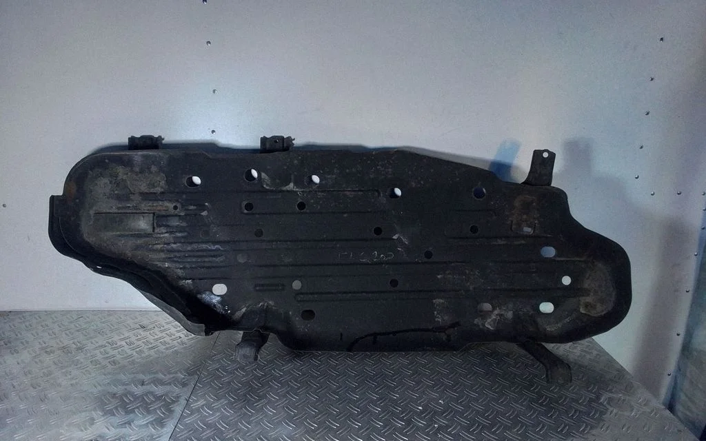 Fuel tank bottom protection – Lexus LX III URJ200 (2007-2021)