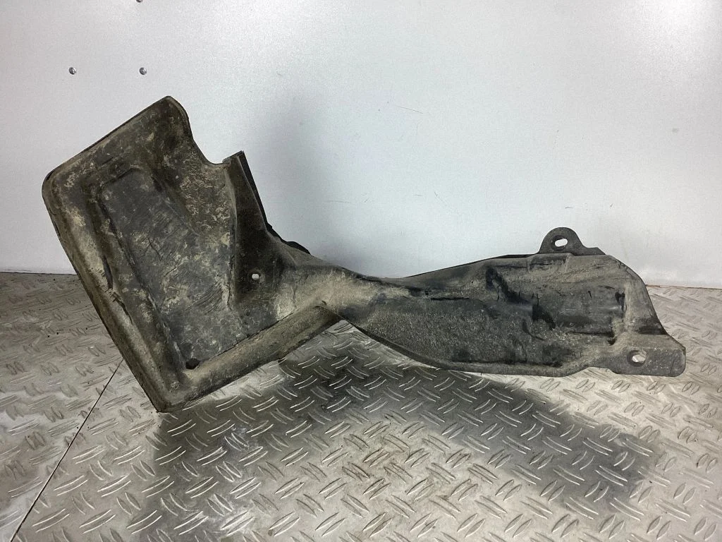 Fuel tank bottom protection 17668TA0