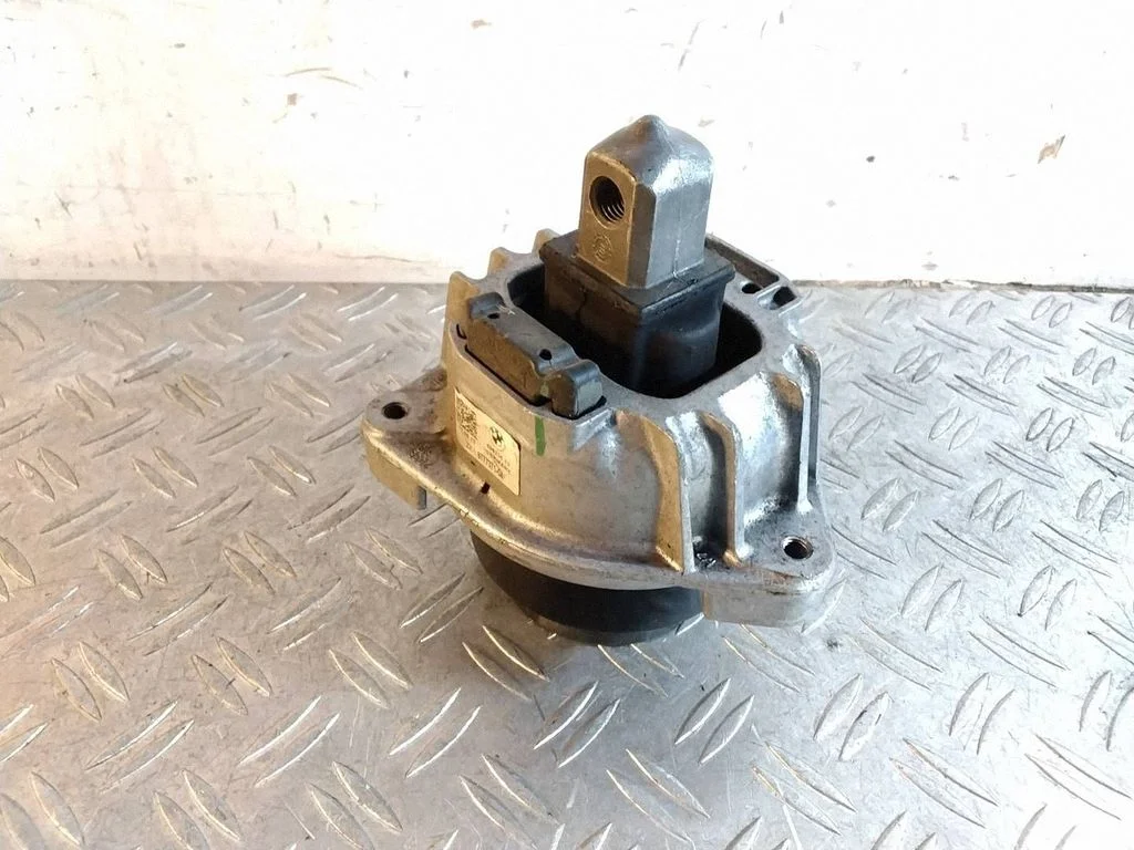 Engine mount bracket 22116777371