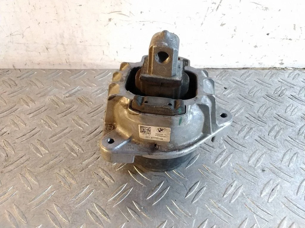 Engine mount bracket 22116777371