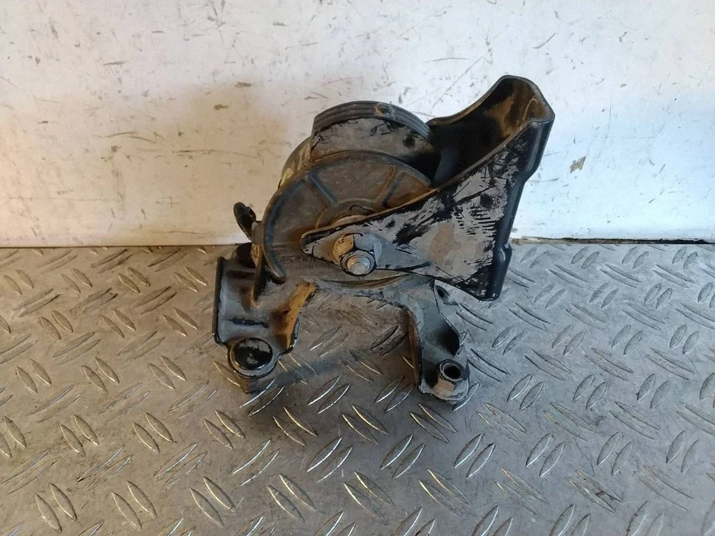 Engine mount bracket 1T081602