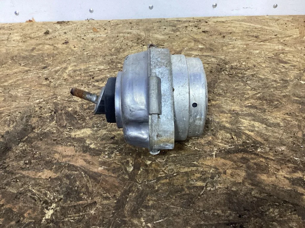 Engine mount bracket 6758444