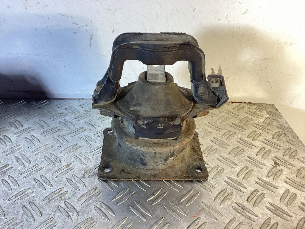 Engine mount bracket