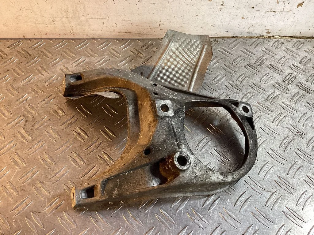 Engine mounting bracket 95B399331B
